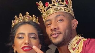 قبلة من محمد رمضان لبطلة كليب السلطان في الكواليس.. والأخيرة تعلق