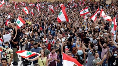 الأمطار الغزيرة تؤثر على زخم المظاهرات فى لبنان والمحتجون يواصلون قطع الطرق