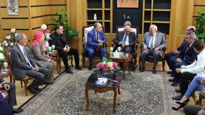 بروتوكول تعاون بين رئيس جامعة المنصورة ونقيب الممثلين لصقل المواهب الطلابية