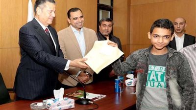 محافظ بني سويف يسلم سماعات أذن طبية ضمن مبادرة 