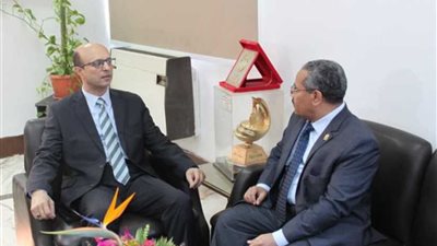 نائب رئيس جامعة أسيوط في جولة تفقدية للمعامل المركزية والوحدات البحثية داخل كلية العلوم