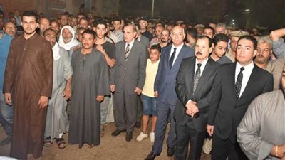محافظ أسيوط يتقدم الجنازة العسكرية للشهيد رئيس مباحث الوادي ويتلقى العزاء مع قيادات الشرطة والجيش بمسقط رأسه بالقوصية