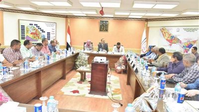 محافظ أسيوط يكرم أعضاء الجهاز المتميزين.. ويعلن عن نقل كليتين من الجامعة إلى مدينة الرحاب