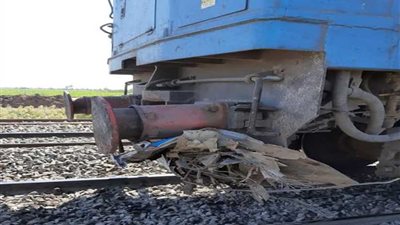 السكة الحديد: مصرع وإصابة 8 باقتحام سيارة القضبان بين محطتي الأقصر والكرنك