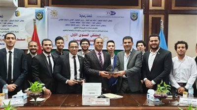 رئيس جامعة دمنهور يكرم فريق 