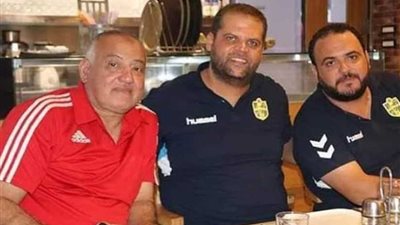 بعد توقيع العقد.. أول صورة لعاصم حماد مدرب يد الأهلي مع مسئولي النادي التونسي