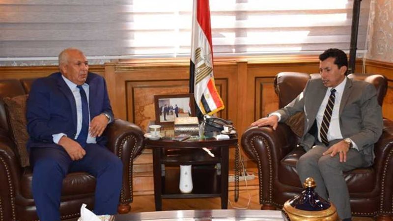 وزير الشباب يناقش