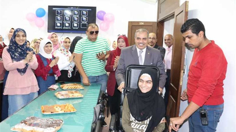 المحرصاوي يصطحب الطالبة