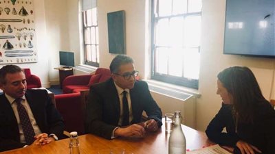 وزير الآثار يبحث مع وزيرة الفن والتراث والسياحة البريطانية بيع قطع أثرية في صالات المزادات