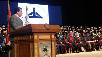 وزير التعليم العالي يشهد حفل تخريج دفعة جديدة بكلية طب الأسنان جامعة عين شمس