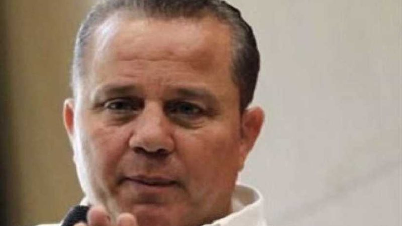 غريب يبدأ محاضرات