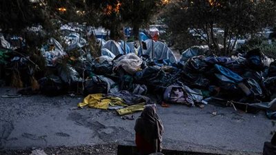 اليونان تنقل 800 مهاجر من المخيمات للداخل