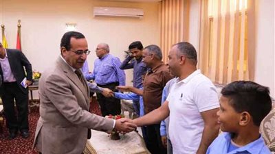 بالصور.. محافظ شمال سيناء يسلم سماعات الأذن للصم من أبناء الشيخ زويد