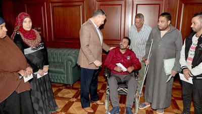 محافظ بني سويف يصرف إعانات عاجلة لـ 5 مواطنين