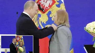 الرئيس الروسي يمنح المصرية مكارم الغمري وسام 