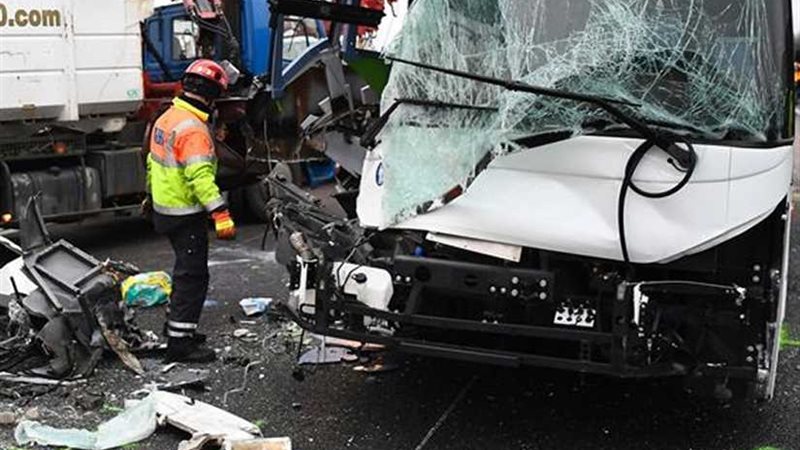 إصابة 33 شخصًا إثر