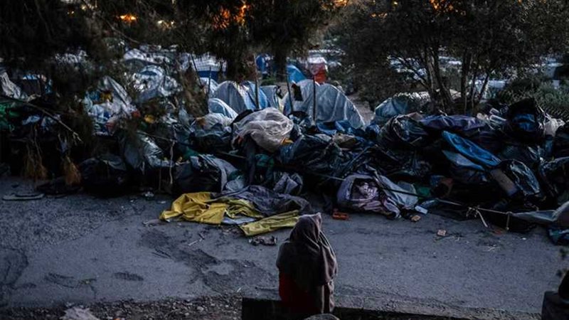 اليونان تنقل 800