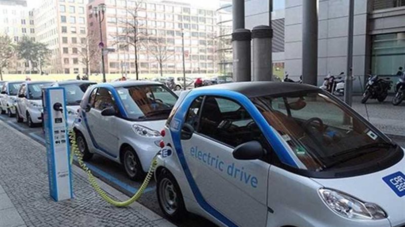 صناعة السيارات الكهربائية