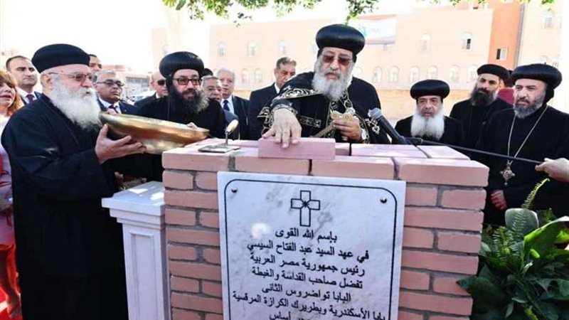 البابا تواضروس يضع