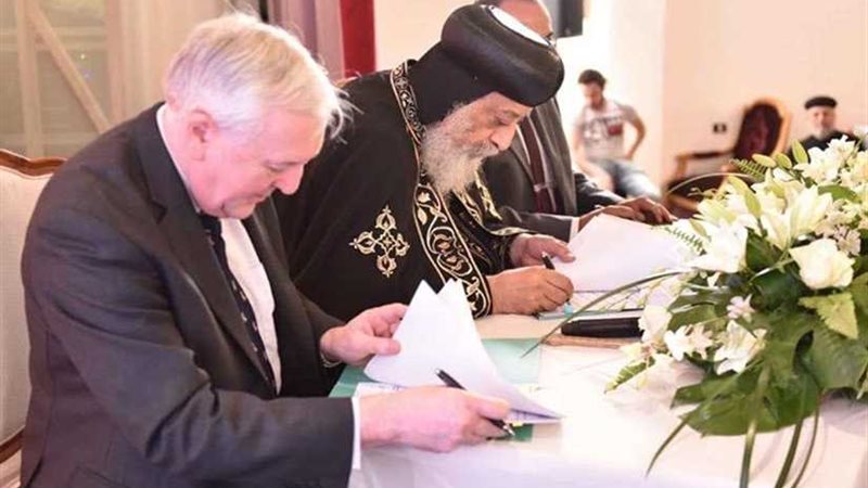 البابا يوقع بروتوكول