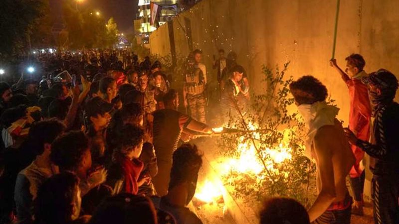 المتظاهرون يغلقون