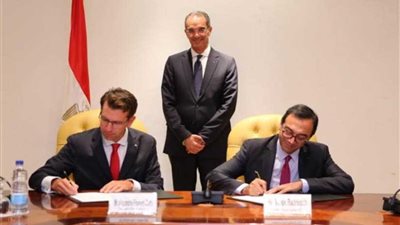 عاجل.. وزير الاتصالات يشهد توقيع استحواذ فودافون العالمية على نظيرتها المصرية