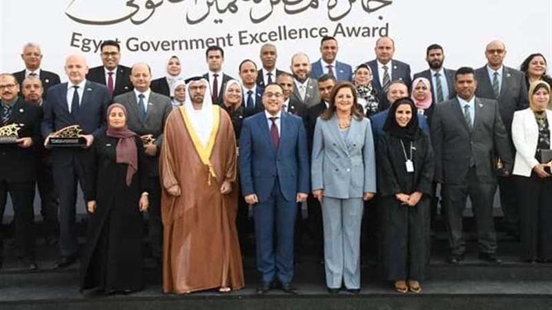 رئيس الوزراء يكرم