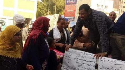 إقبال كبير على شراء حلوى المولد المطروحة بأسعار مخفضة بالمنيا