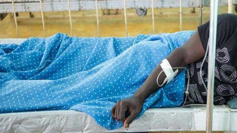 دودة تتلوى بجانب