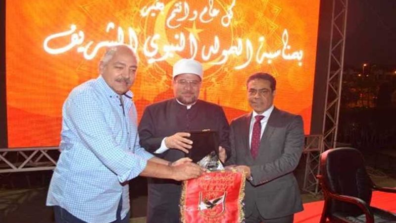 إهداء درع النادي