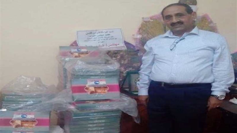 نائب قبطي يوزع حلوى