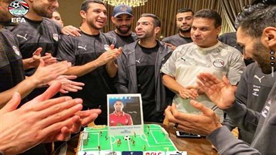 المنتخب الوطني الأول يحتفل بعيد ميلاد احمد فتحي على هامش استعداداته للقاء كينيا