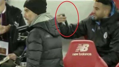 شاهد.. «محرز» يستعين بهاتف مُشجع للاعتراض على هدف «صلاح»