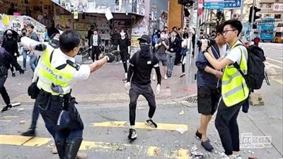 المتظاهر الأرعن وضابط الشرطة.. معركة موت في هونج كونج (فيديو وصور)