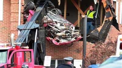 سيارة تطير جوا وتحطم الطابق الثاني في منزل (صور)