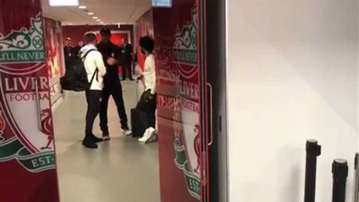 شاهد.. نجم مانشستر سيتي يطمئن على إصابة صلاح بعد انتهاء المباراة‎