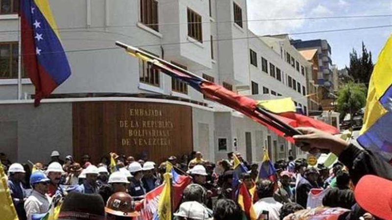 محتجون ملثمون يستولون