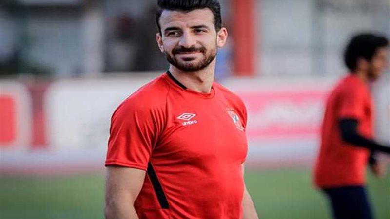 لاعب الأهلي يواصل