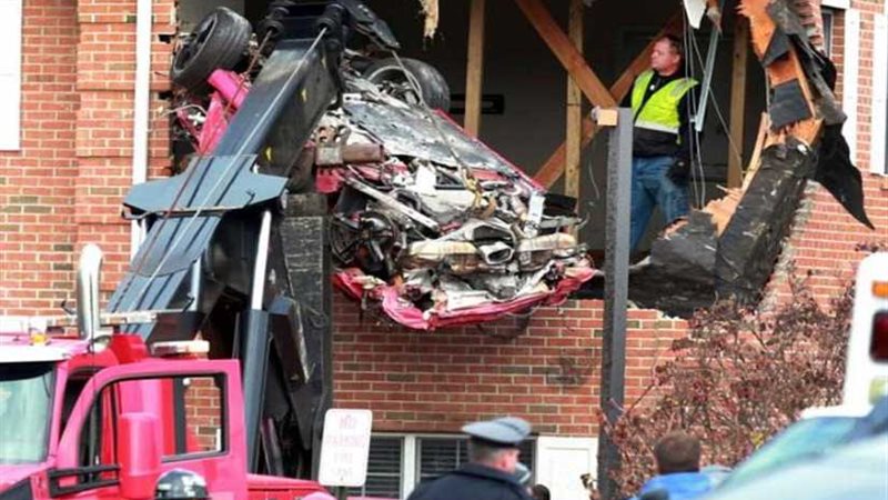 سيارة تطير جوا وتحطم