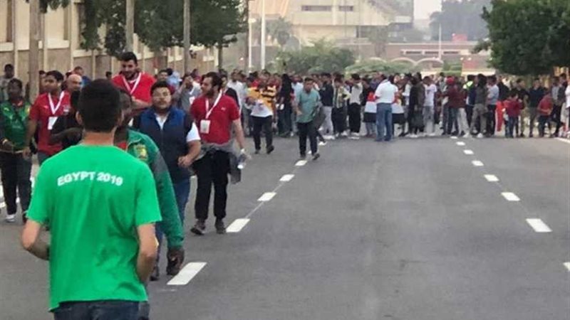 الجماهير تتوافد على