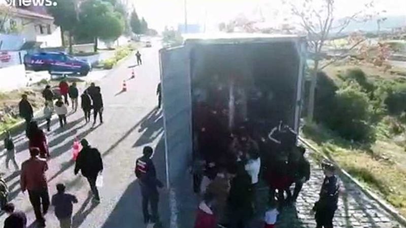 تركيا تحتجز 82 مهاجراً