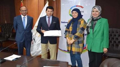 وزير الشباب والرياضة يسلم المنح المالية المقدمة من confejes للشباب الفائزين
