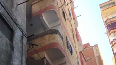 عاجل ..الإسكندرية تخلى عقارًا مائلًا من السكان في اللبان