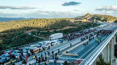 انفصاليو كتالونيا يغلقون طريقا مع فرنسا