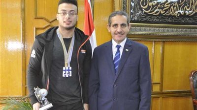 رئيس جامعة القناة يستقبل الطالب الحاصل على لقب أقوى ناشئ في العالم