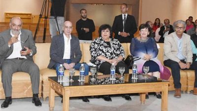 وزيرة الثقافة تسلم جوائز الدورة التأسيسية من بينالي القاهرة الدولي لفنون الطفل