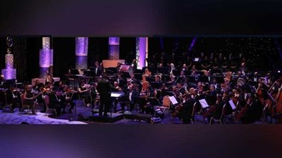 السيمفوني يعزف 