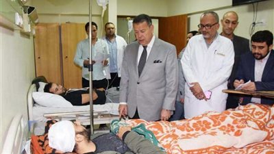 محافظ بني سويف يطمئن على مصابي حادث الطريق الصحراوي الشرقي 