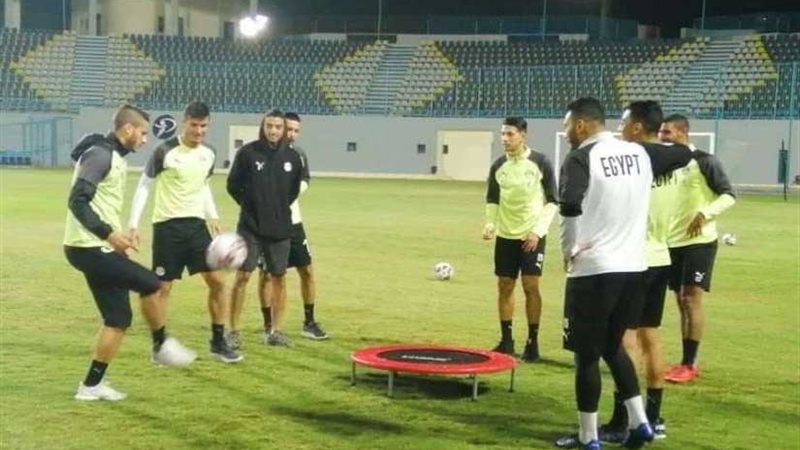 شوقي غريب يحاضر اللاعبين