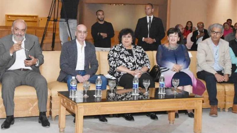 وزيرة الثقافة تسلم